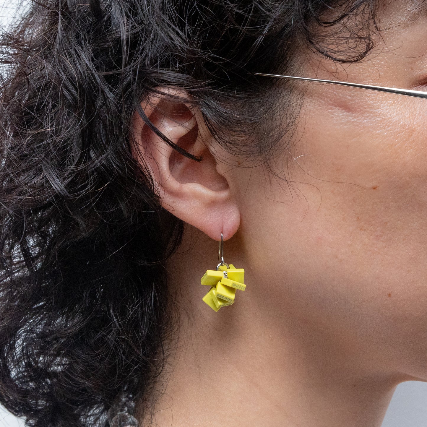 電子部品のお花ピアス/YELLOW