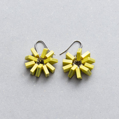 電子部品のお花ピアス/YELLOW