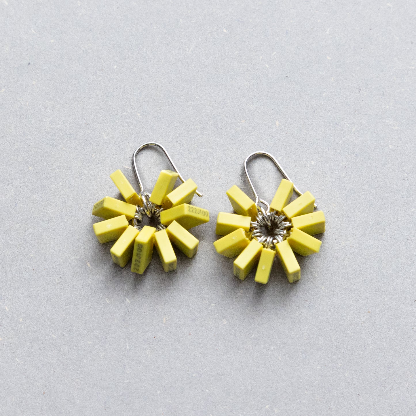 電子部品のお花ピアス/YELLOW