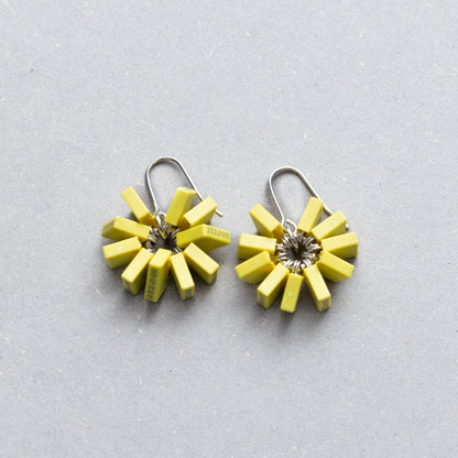 電子部品のお花ピアス/YELLOW