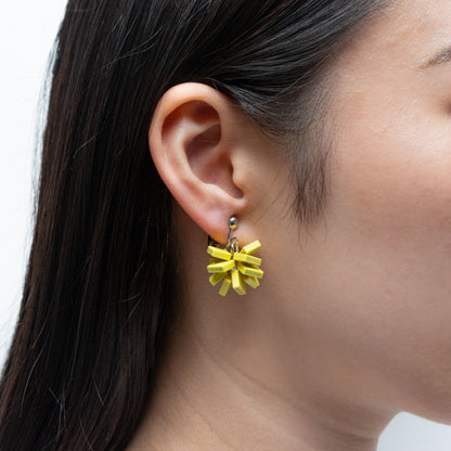 電子部品のお花イヤリング/YELLOW