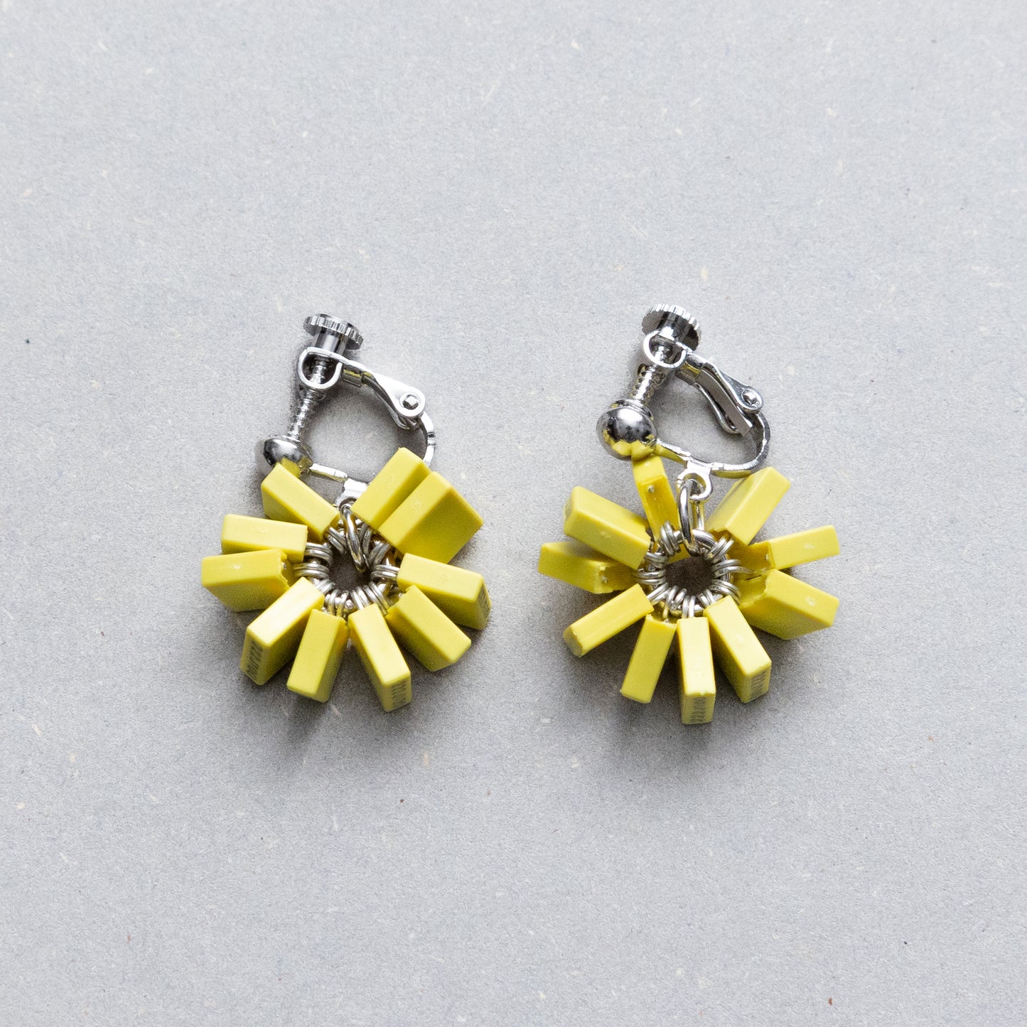 電子部品のお花イヤリング/YELLOW