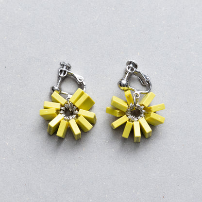 電子部品のお花イヤリング/YELLOW