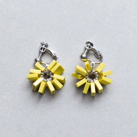 電子部品のお花イヤリング/YELLOW