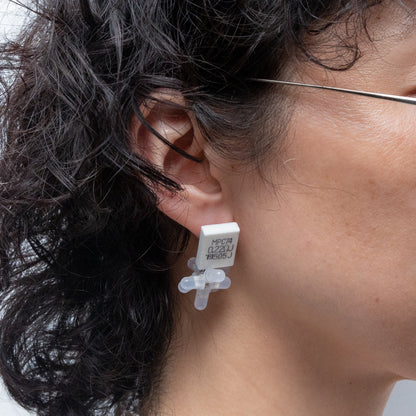 電子部品の花瓶ピアス/WHITE/WHITE