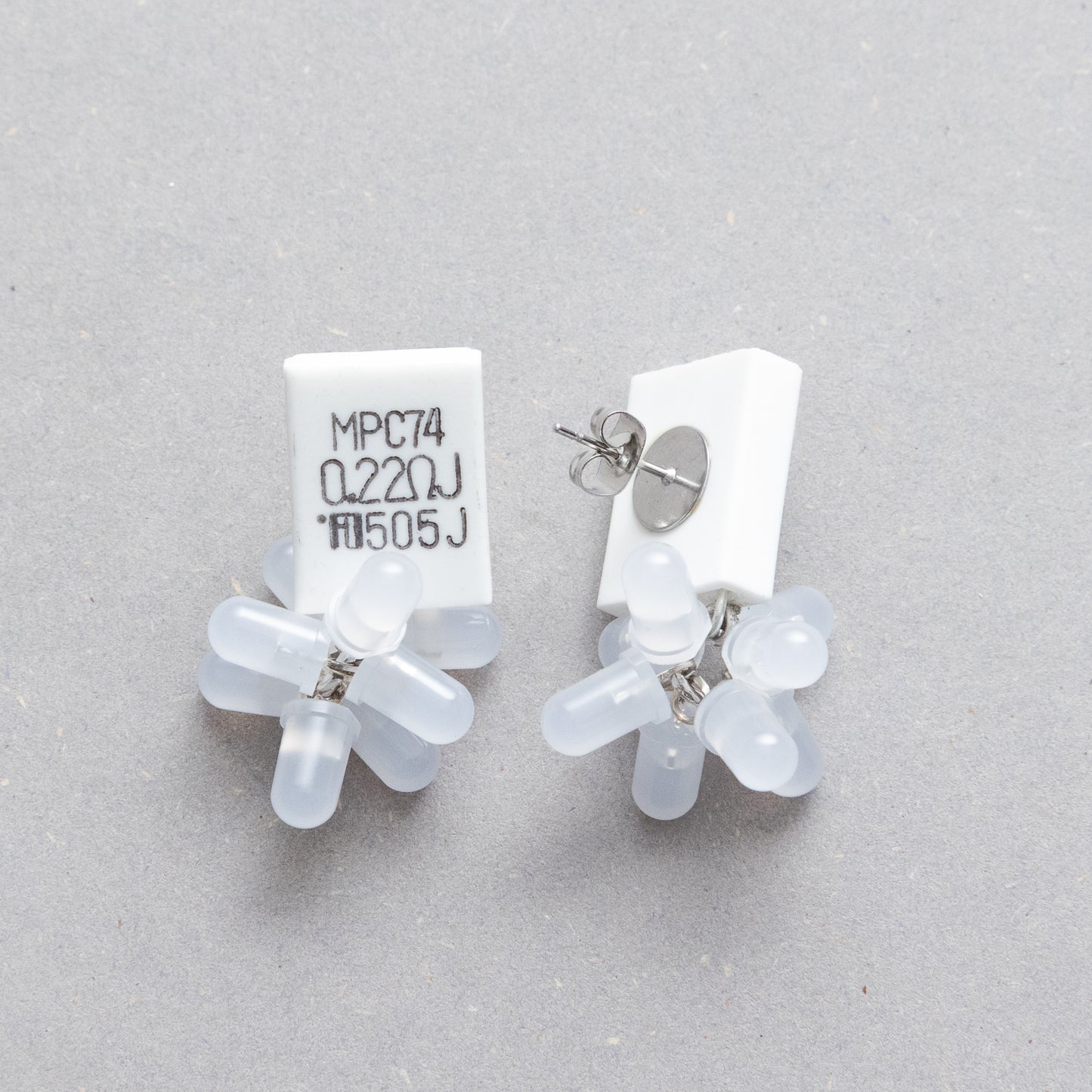 電子部品の花瓶ピアス/WHITE/WHITE