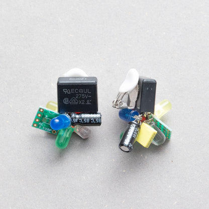 電子部品の花瓶イヤリング/BLACK/MIX