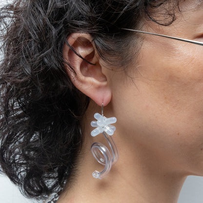 電子部品の一輪お花ピアス/WHITE