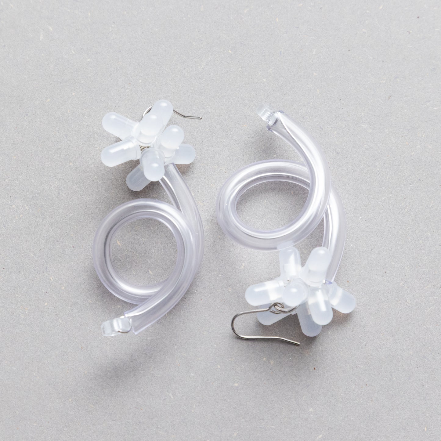 電子部品の一輪お花ピアス/WHITE