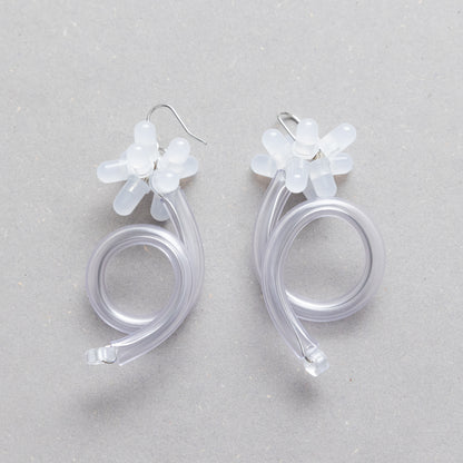 電子部品の一輪お花ピアス/WHITE