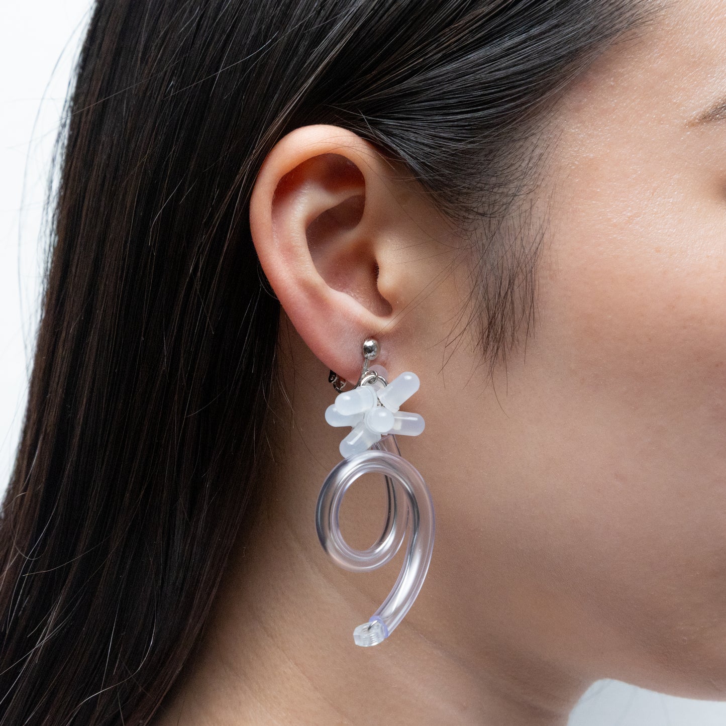 電子部品の一輪お花イヤリング/WHITE