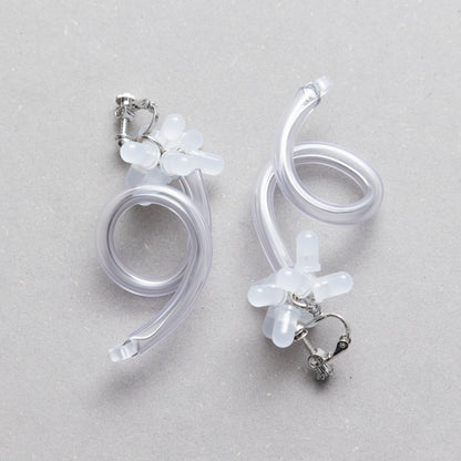 電子部品の一輪お花イヤリング/WHITE