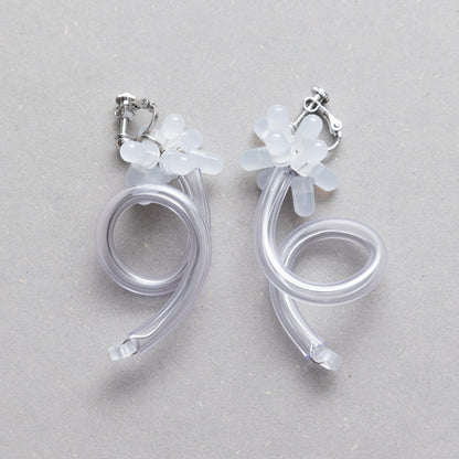 電子部品の一輪お花イヤリング/WHITE