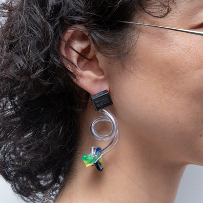 電子部品のうねうねピアス/BLACK/MIX