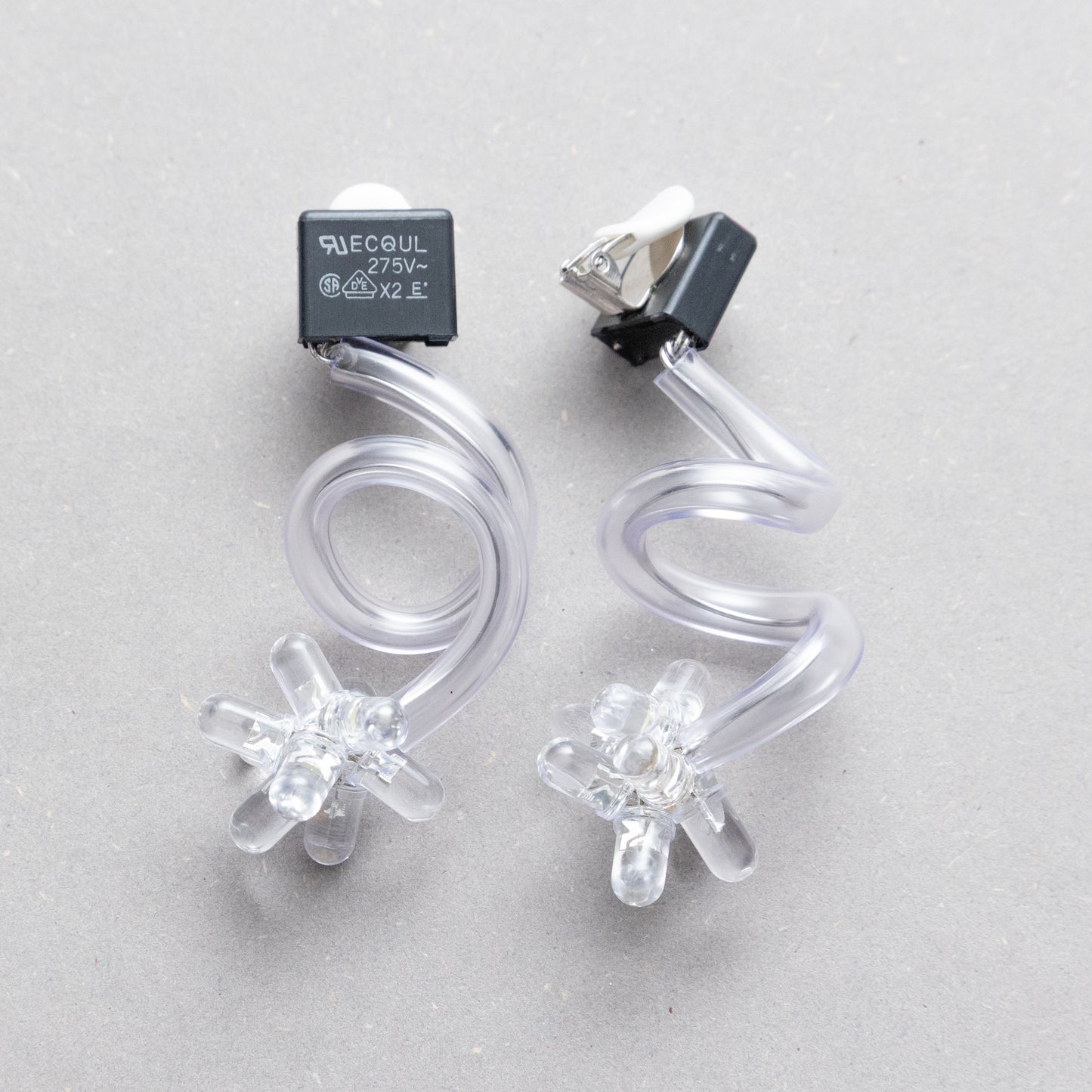 電子部品のうねうねイヤリング/BLACK/CL